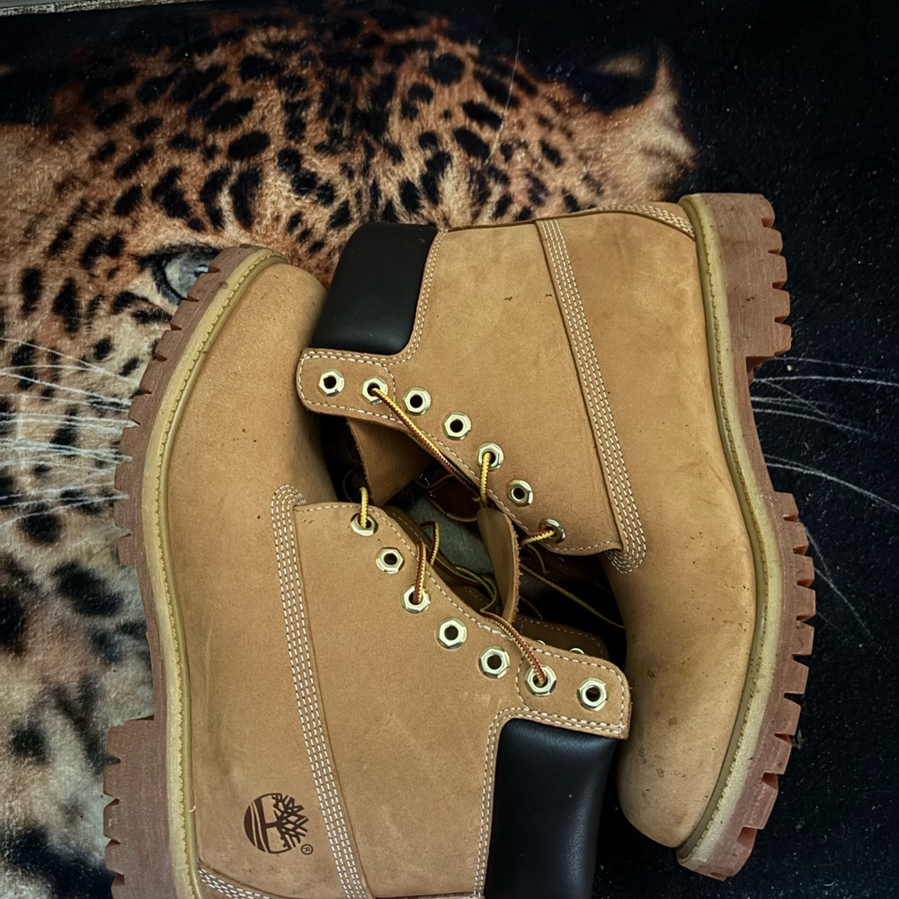 Size 9.5 Timberland Classic Brown Boots